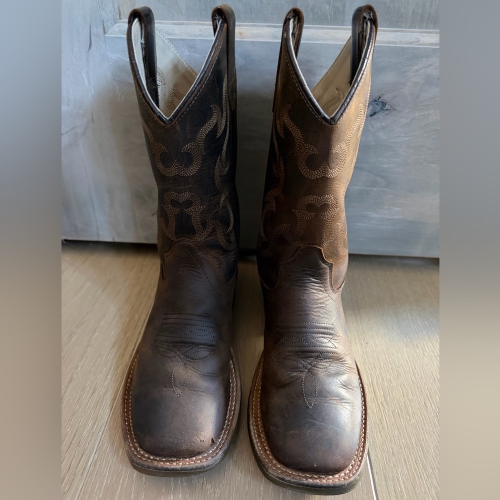 Cody James Boys’ Nash Distressed Broad Square Toe Western Cowboy Boots - Picture 3 of 9